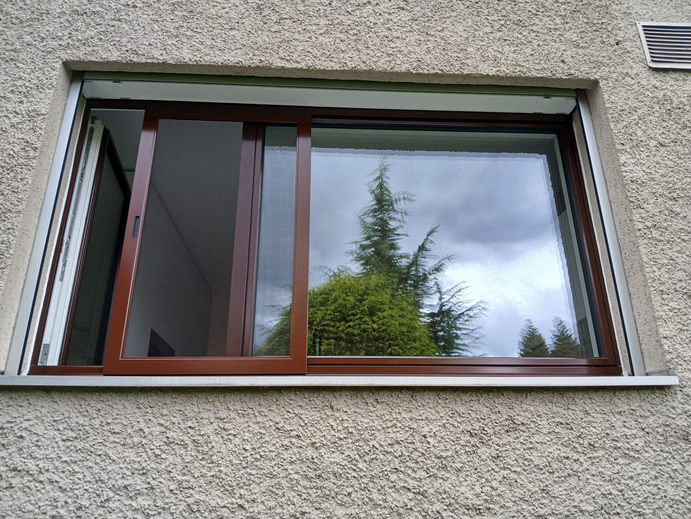 Schiebetür / Fenster, montiert von Bodmer Insektenschutz