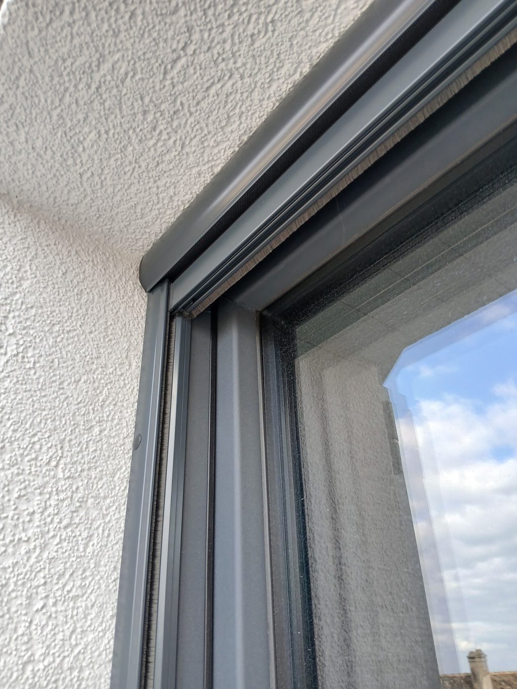 Fensterrollo von Bodmer Insektenschutz montiert