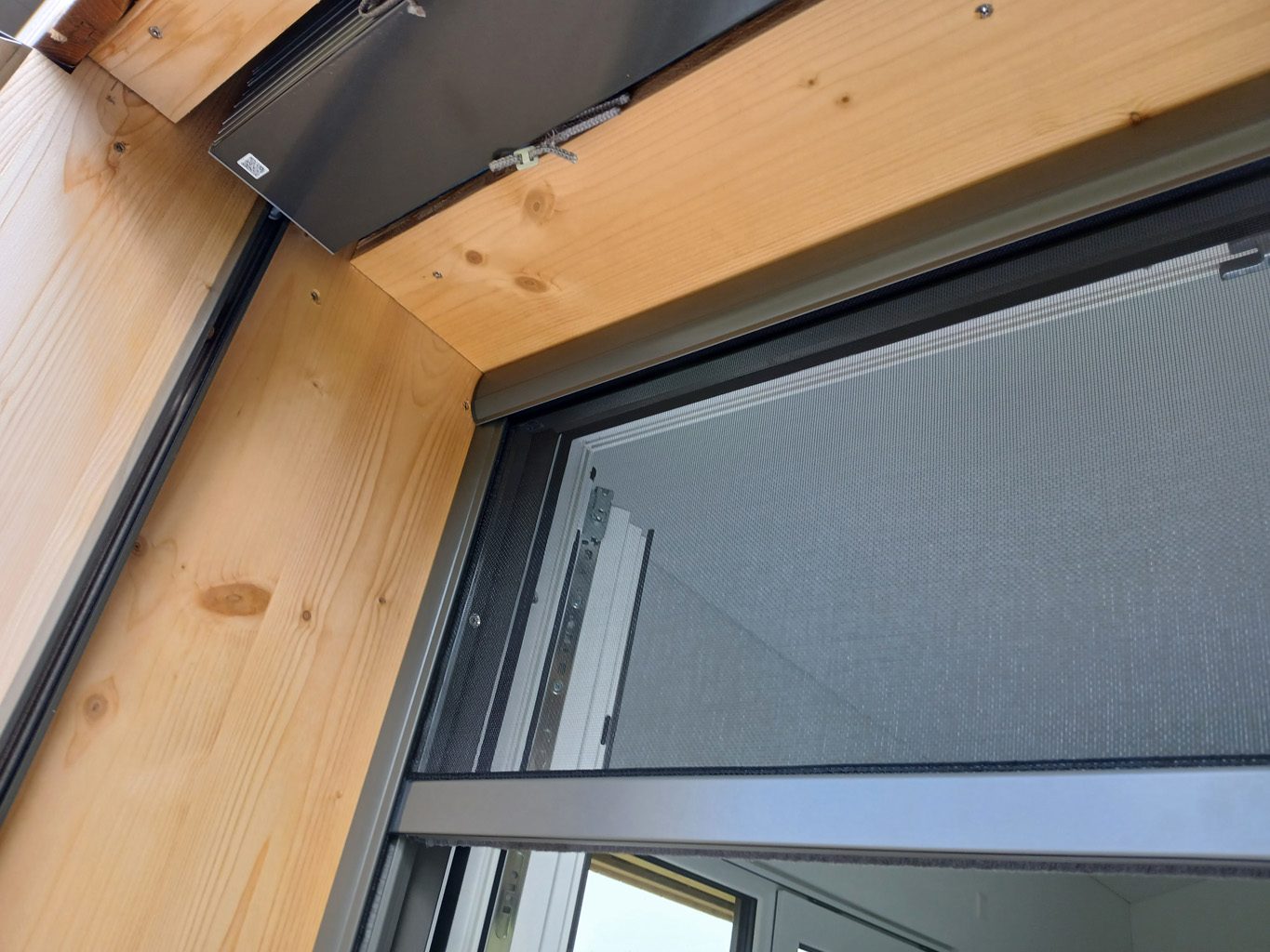 Fensterrollo von Bodmer Insektenschutz montiert