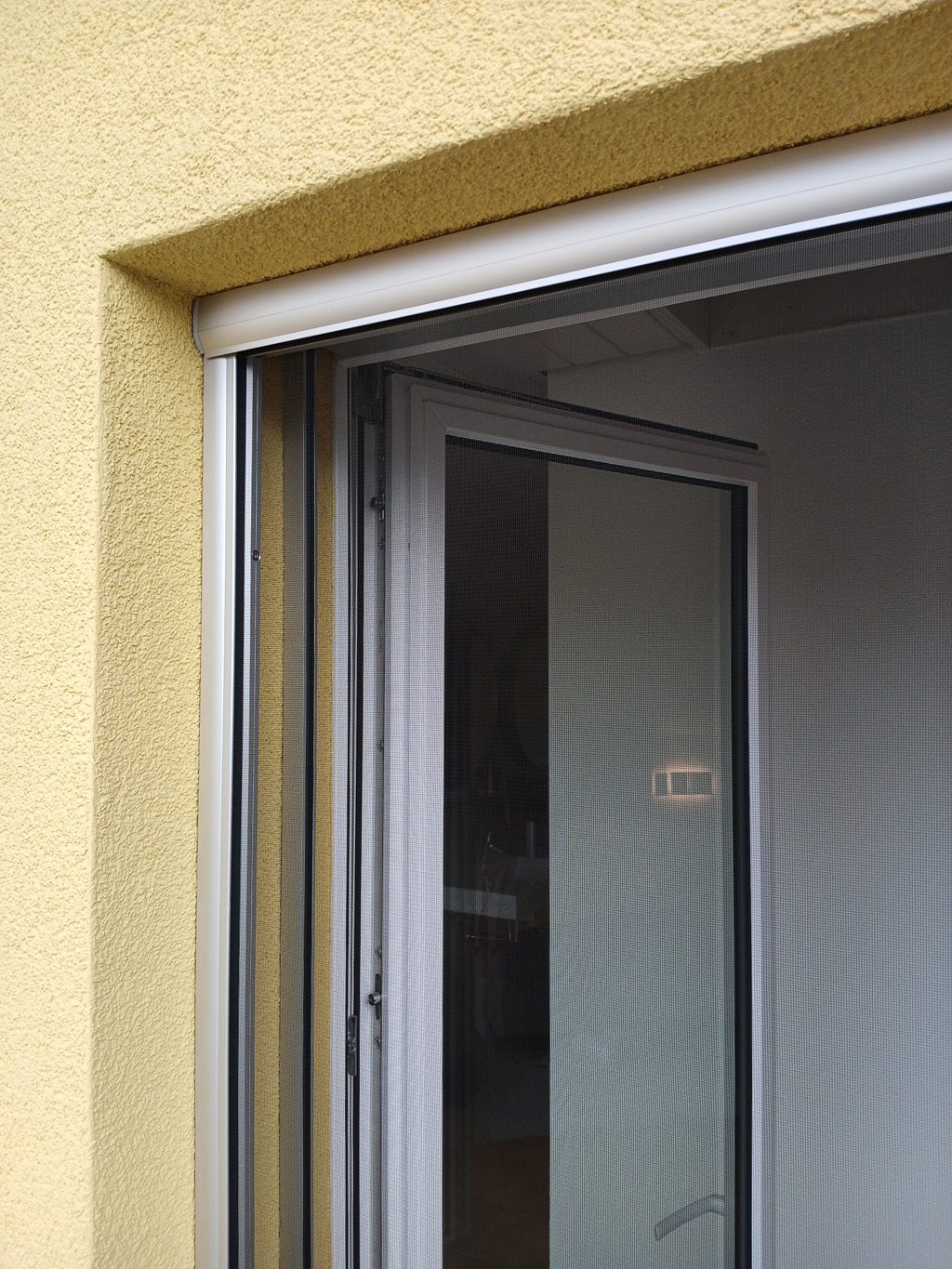 Fensterrollo von Bodmer Insektenschutz montiert