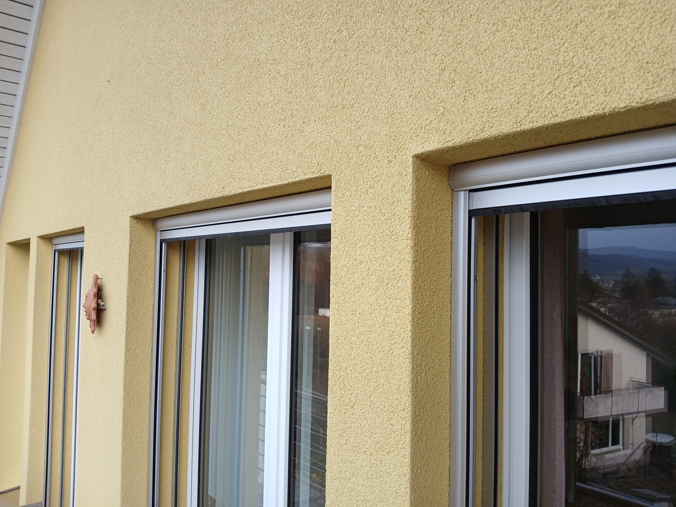 Fensterrollo von Bodmer Insektenschutz montiert