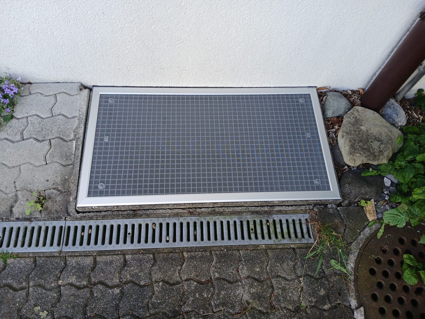 Lichtschachtabdeckung von Bodmer Insektenschutz montiert