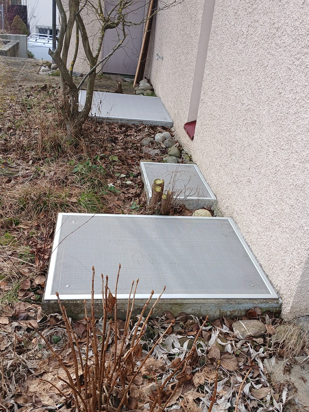 Lichtschachtabdeckung von Bodmer Insektenschutz montiert